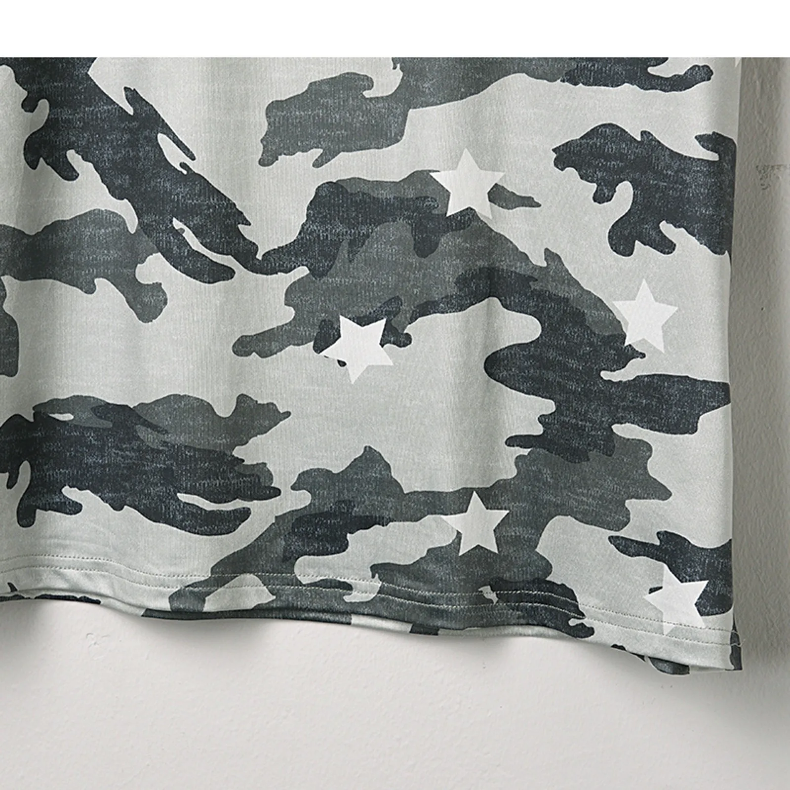 С камуфляжным принтом Узкая Женская футболка на каждый день с круглым вырезом