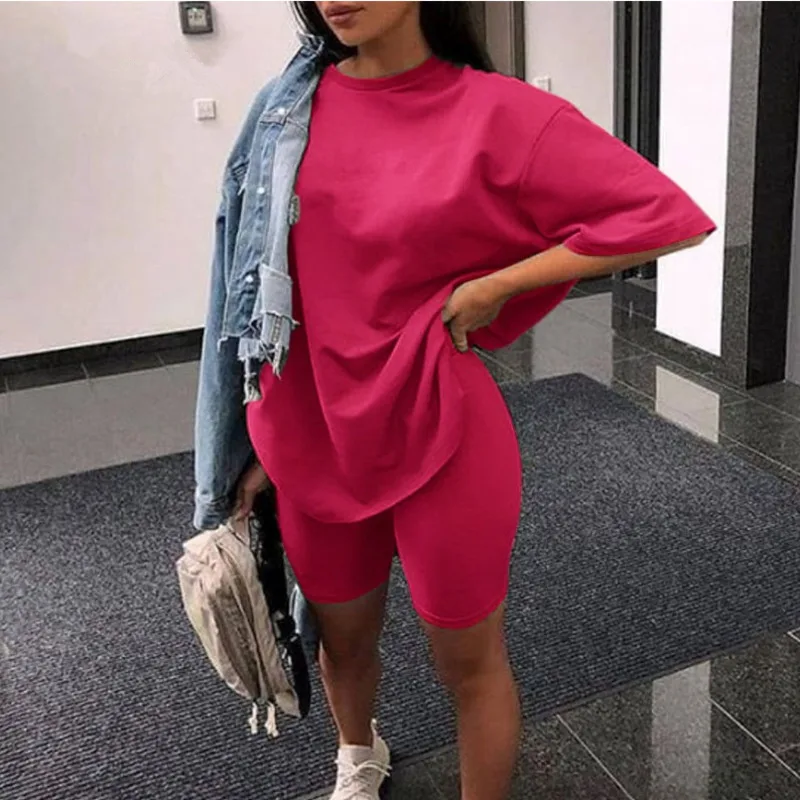Женский спортивный комплект из двух предметов свободная футболка и шорты с