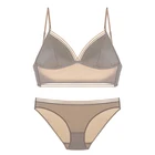 Комплект женского нижнего белья из гладкого тонкого бюстгальтера с треугольной чашкой и трусиков