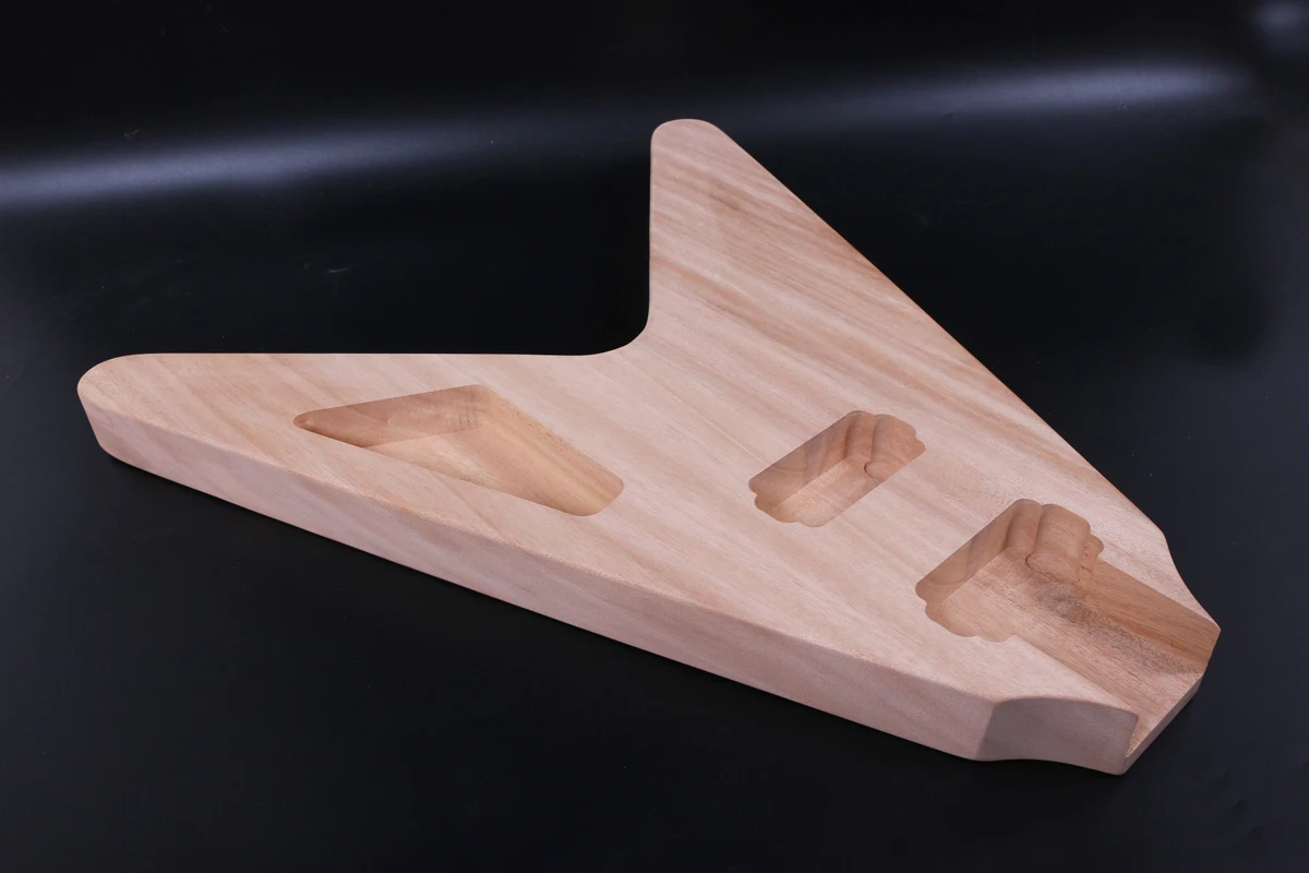 V-образный необработанный корпус для электрогитары из красного дерева