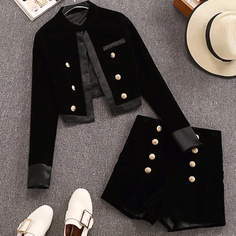 Женский модельный костюм с бархатной курткой двубортный комплект шортами и