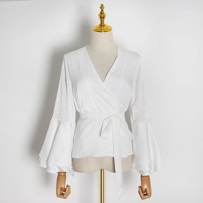 Женская блузка с рукавами-фонариками TWOTWINSTYLE белая Повседневная Блузка v-образным