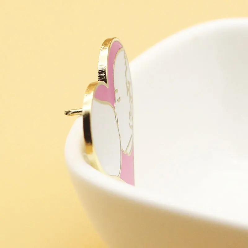 Эмалированные булавки для красивой женщины с грудным молоком металлические