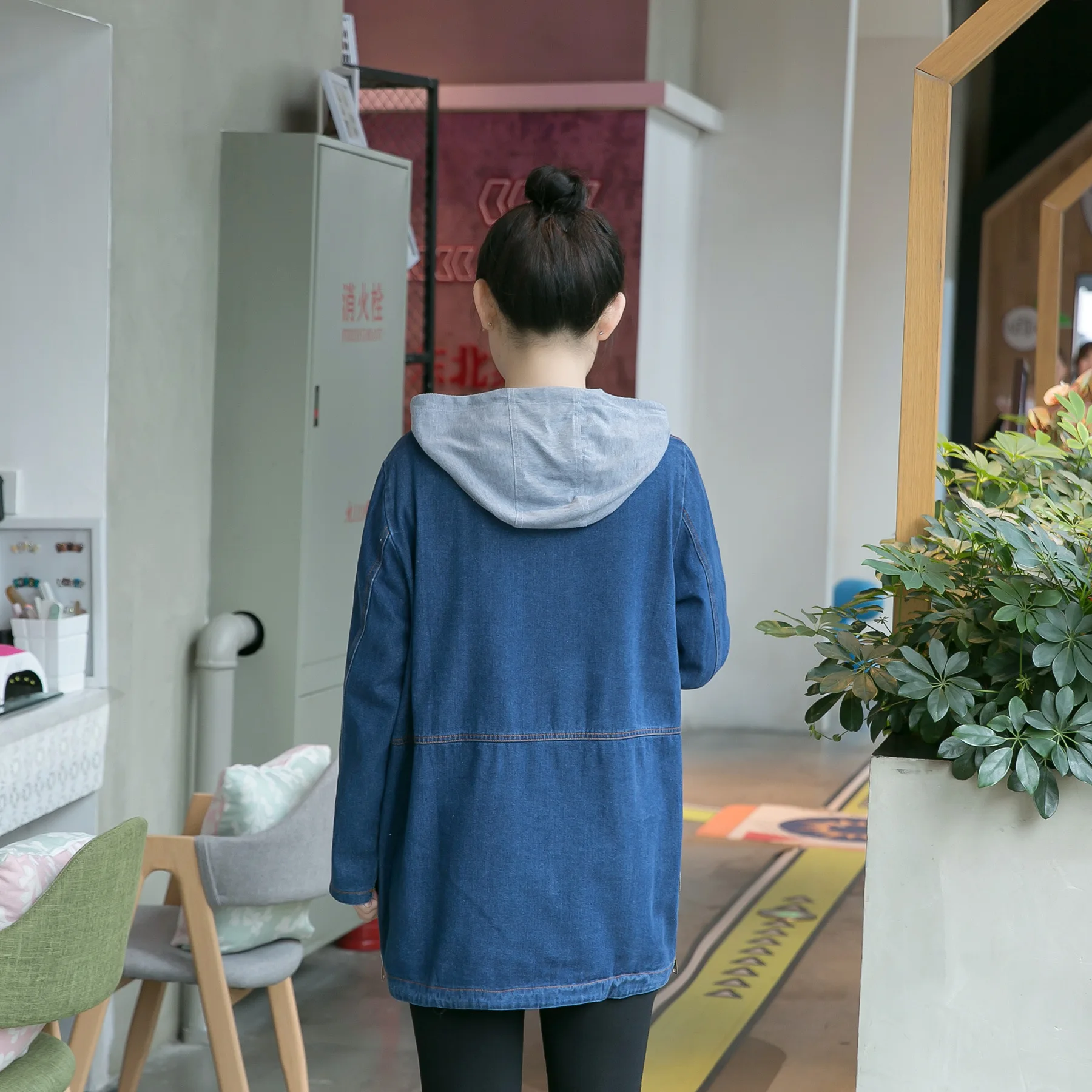 Куртка женская джинсовая оверсайз модная длинная свободная с капюшоном и