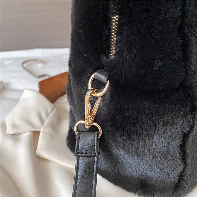 

YILIAN New autumn/winter handbag for women 2020 fashionable new trend plush cross-body bag fashion one-shoulder bag