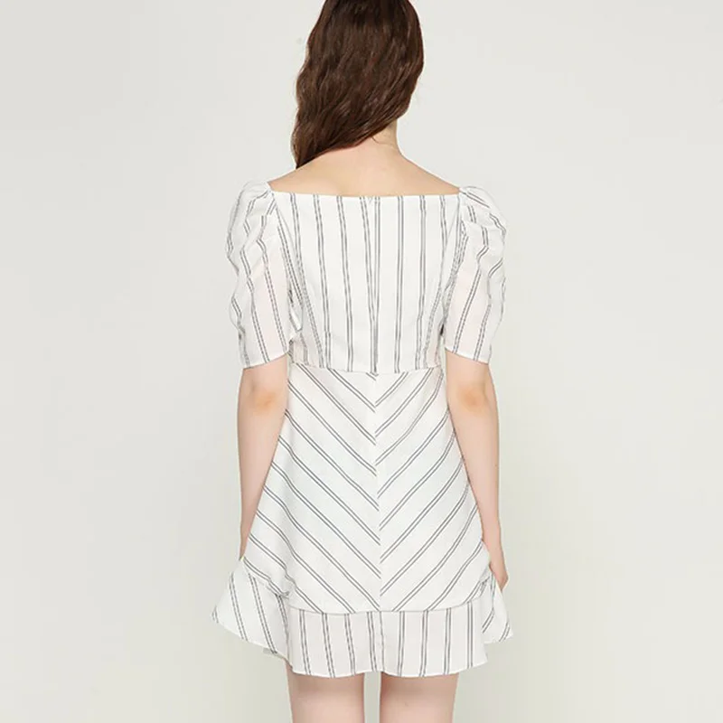 Женское летнее платье в полоску белое мини с пышными рукавами и оборками