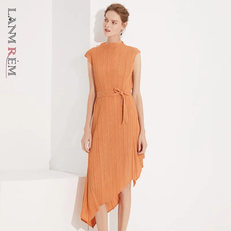 Женское плиссированное платье LANMREM летнее без рукавов с поясом универсальная