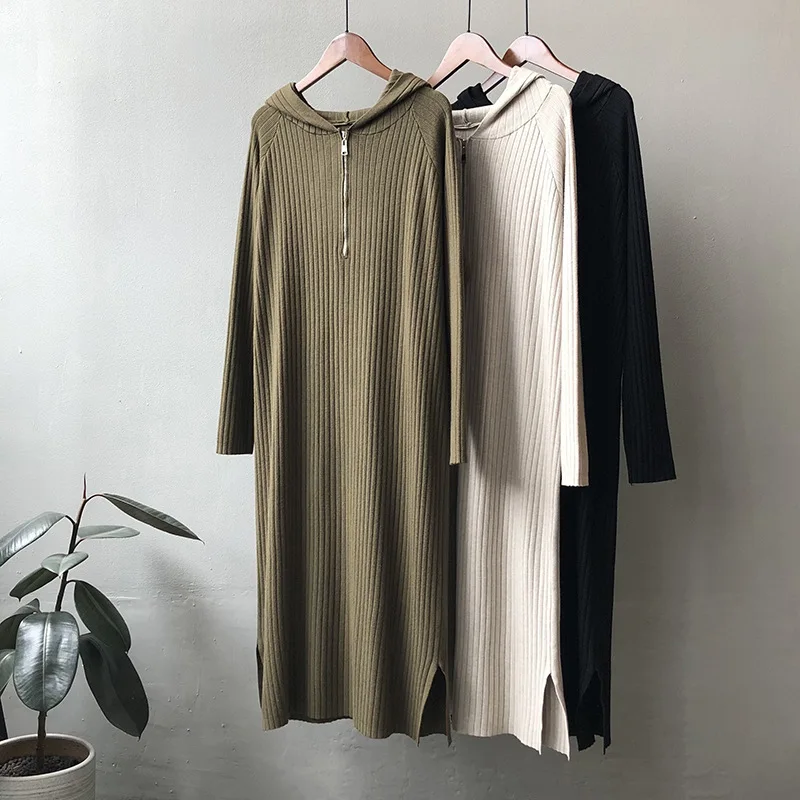 

Женское трикотажное платье-свитер средней длины, с капюшоном