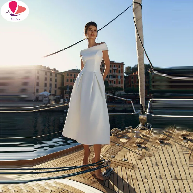 

Женское облегающее платье с коротким рукавом, открытыми плечами и оборками