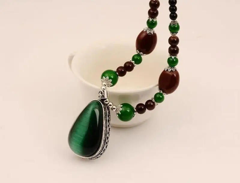 Классическое женское ожерелье с кулоном в стиле ретро зеленым камнем кошачий