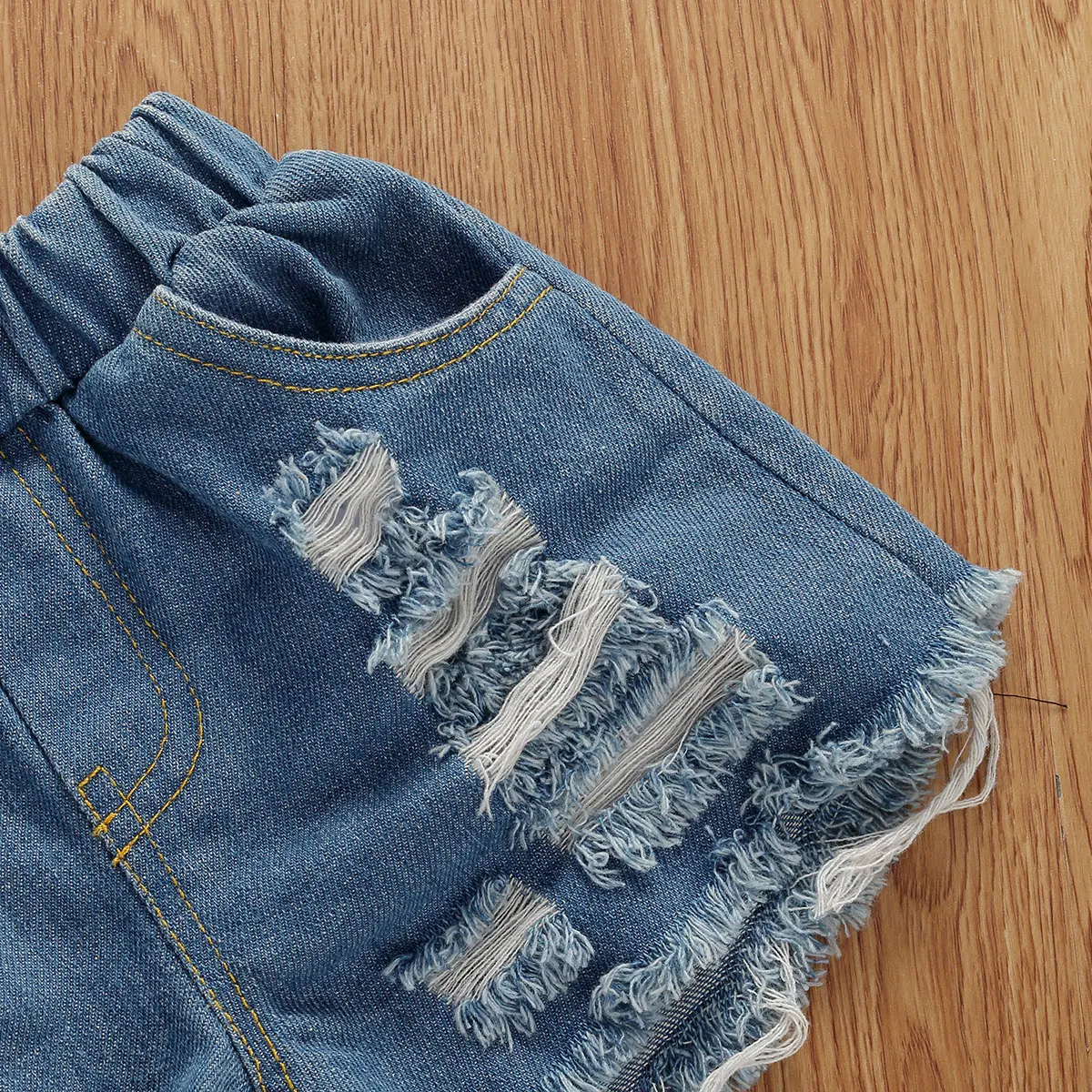 Блузка без рукавов с принтом и джинсовые шорты | Мать ребенок