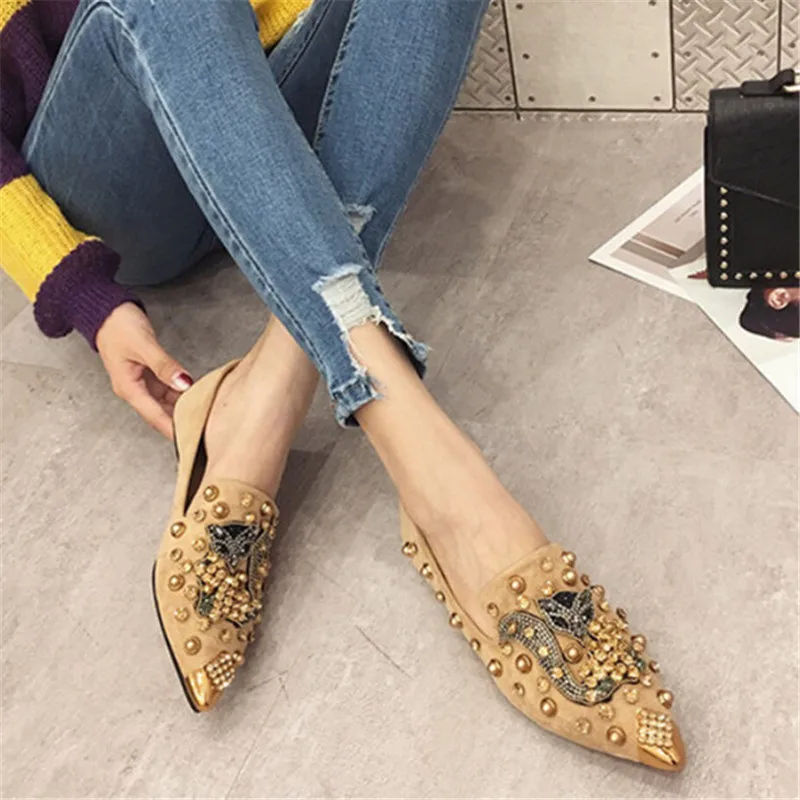 Женские кожаные туфли на плоской подошве с золотистыми металлическими вставками