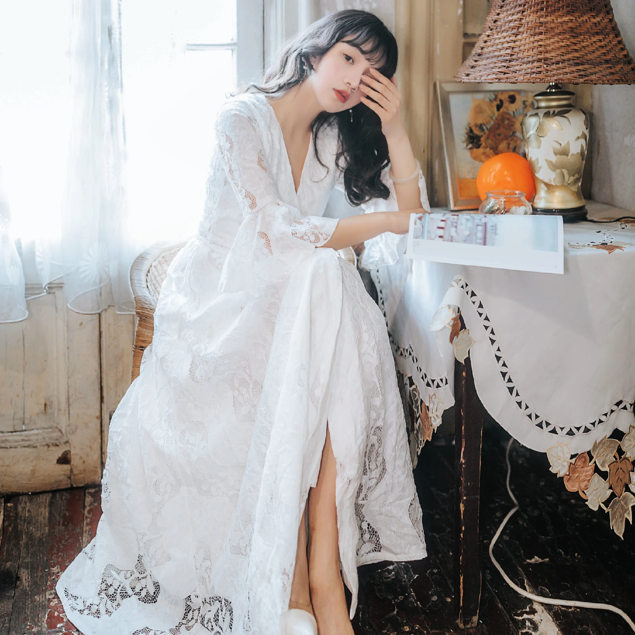 Женское модное платье с расклешенными рукавами кружевное v-образным вырезом и