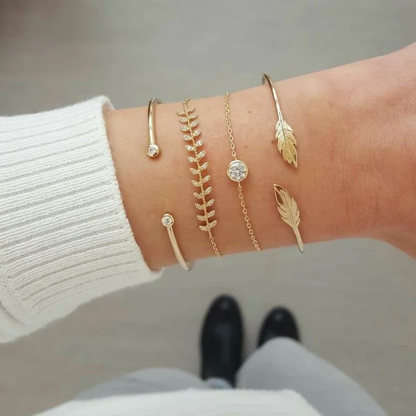 

Delysia King 4pcs Women's Trendy Leaves Bracelet Alloy Crystal Charm Bangles for Friends