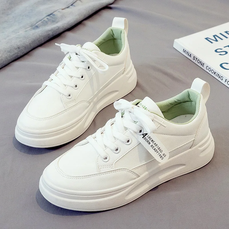 Женские кроссовки из искусственной кожи белые легкие на плоской подошве весна 2021