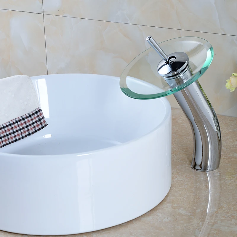 Грибовидный стеклянный водопадный кран с длинным горлом. Прозрачный