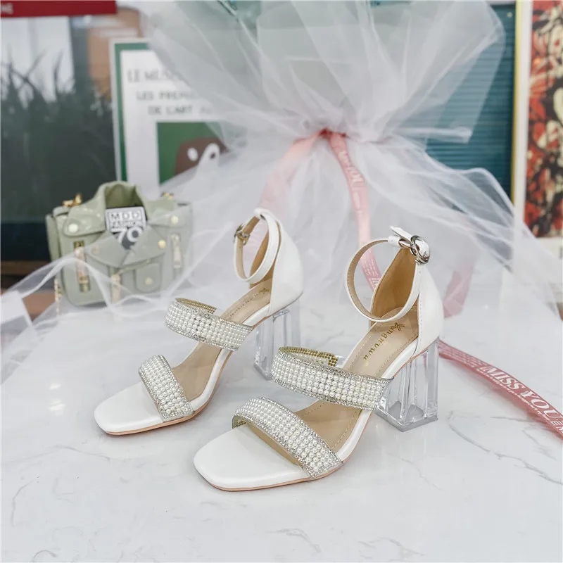 Белый с украшениями в виде кристаллов Пикантные женские босоножки на ремешке