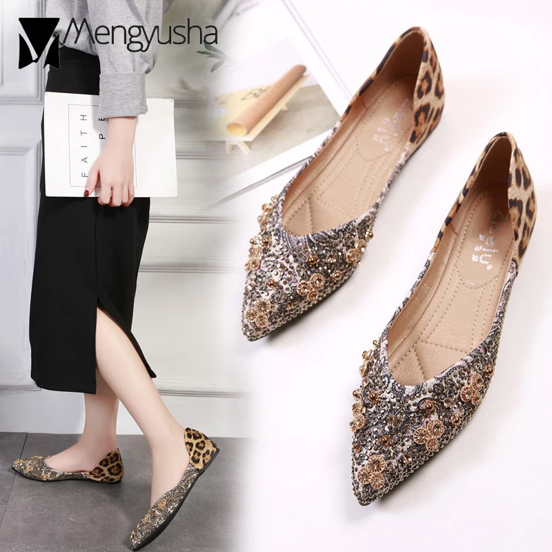 Обувь на плоской подошве с острым носком и заклепками в стиле панк пикантные