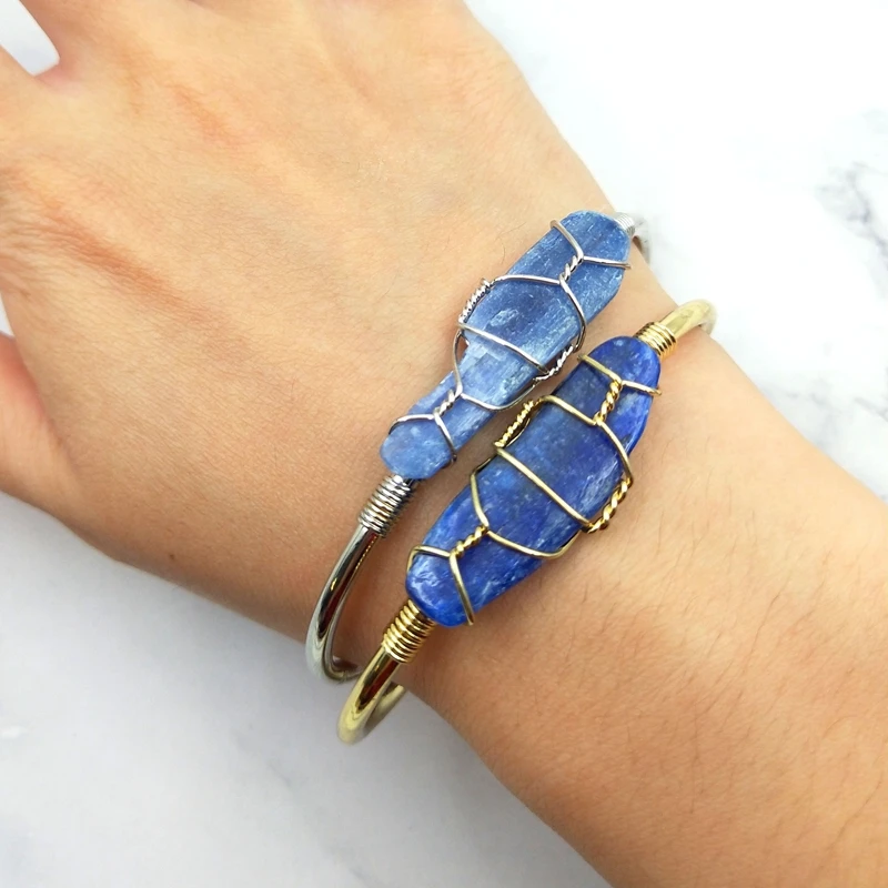 Золотистые серебристые нестандартные искусственные камни открытые