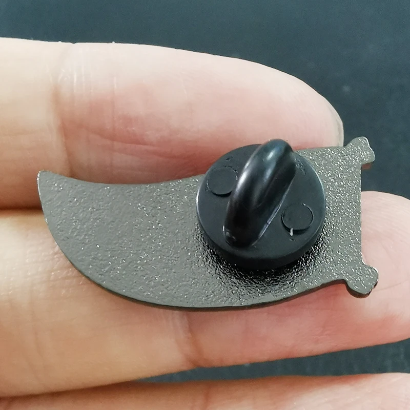 Эмалированная шпилька Слизерина! А также бутафория амбициозного honorand of the Scene