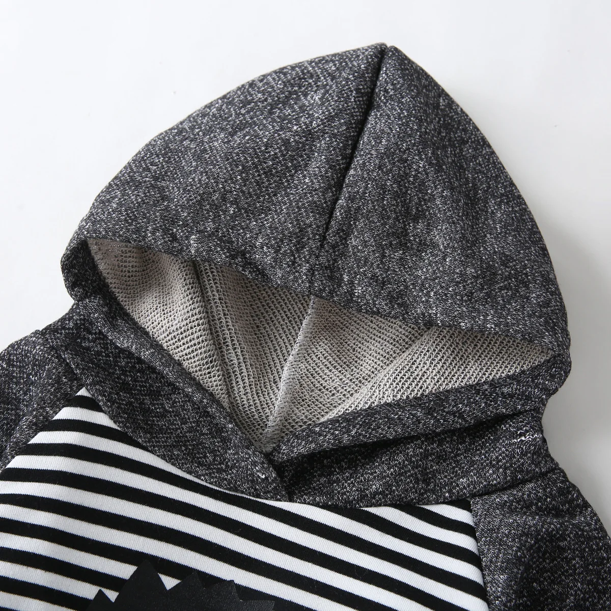 В 2020 году новые костюмы для мальчиков двухкомпонентный свитер с капюшоном и