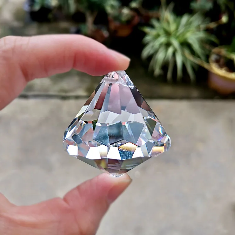 Хрустальная подвесная люстра с подвеской в виде призмы ограненный шар