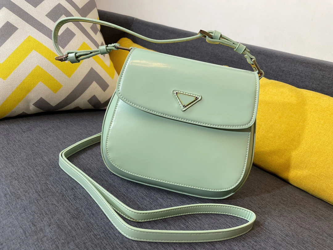 

Rich mother-level new p home cleo bag clamshell middle-aged French stick underarm bag retro high-end French leather shoulder bag