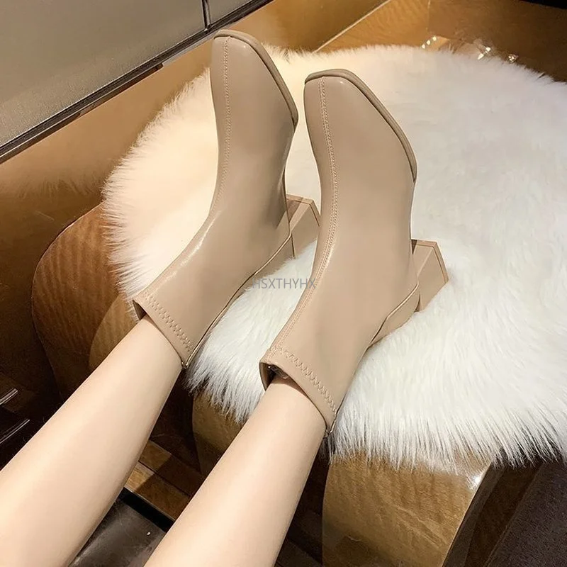 

Роскошные Брендовые женские бежевые ботильоны на высоком блочном каблуке 7 см, зима 2020, женские ботинки челси с квадратным носком, короткие ...