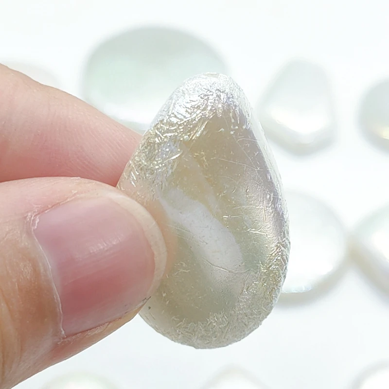 Подвески из круглых квадратных бусин неправильной формы в форме сердца с белой