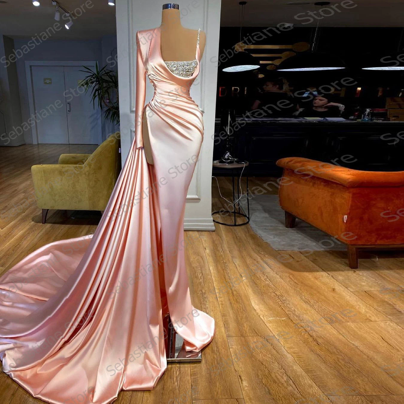 

Женское длинное атласное платье с юбкой-годе, длинным рукавом и высоким разрезом