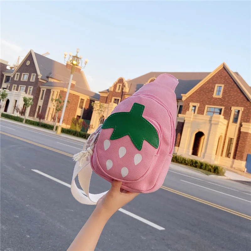 

Детский милый нагрудный рюкзак, Холщовая Сумка с мультипликационным рисунком клубники, Детская удобная сумка, уличная забавная сумка на мо...