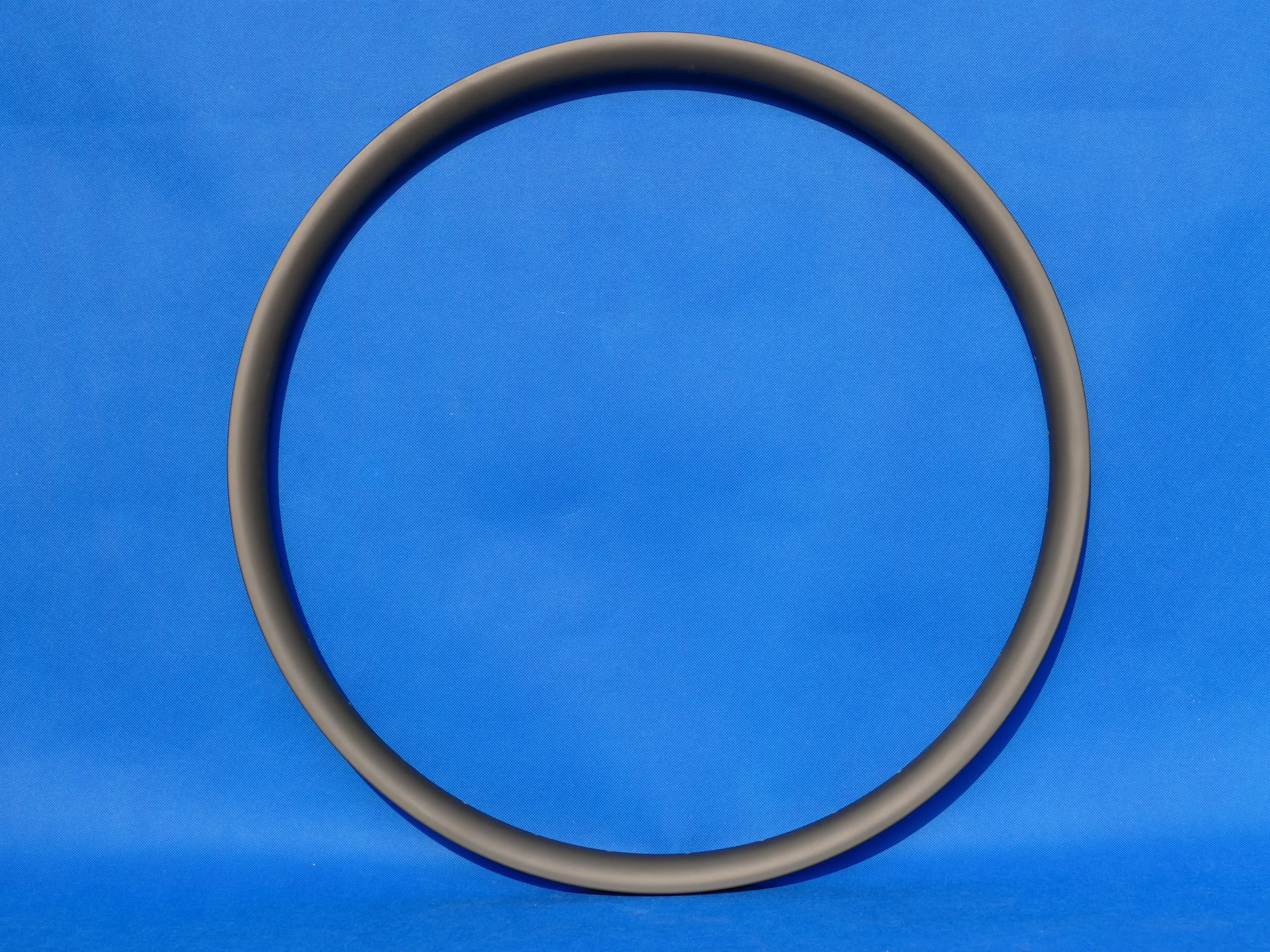 В комплект входит 1 пара ободов (передние и задние) полностью из углеродного