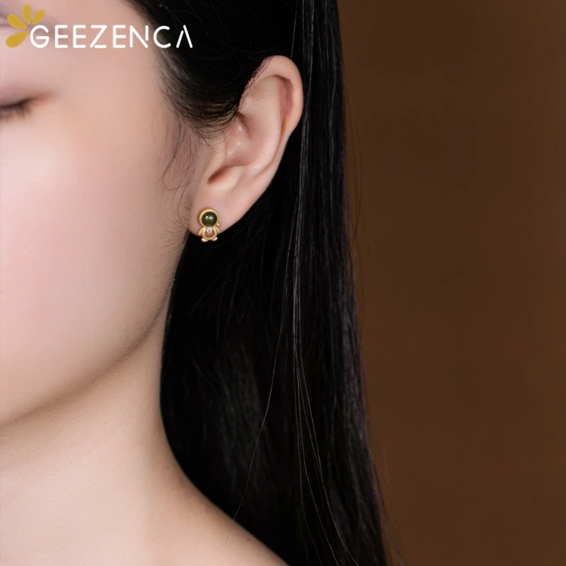 Серьги гвоздики из белого и зеленого нефрита с золотым покрытием стерлингового