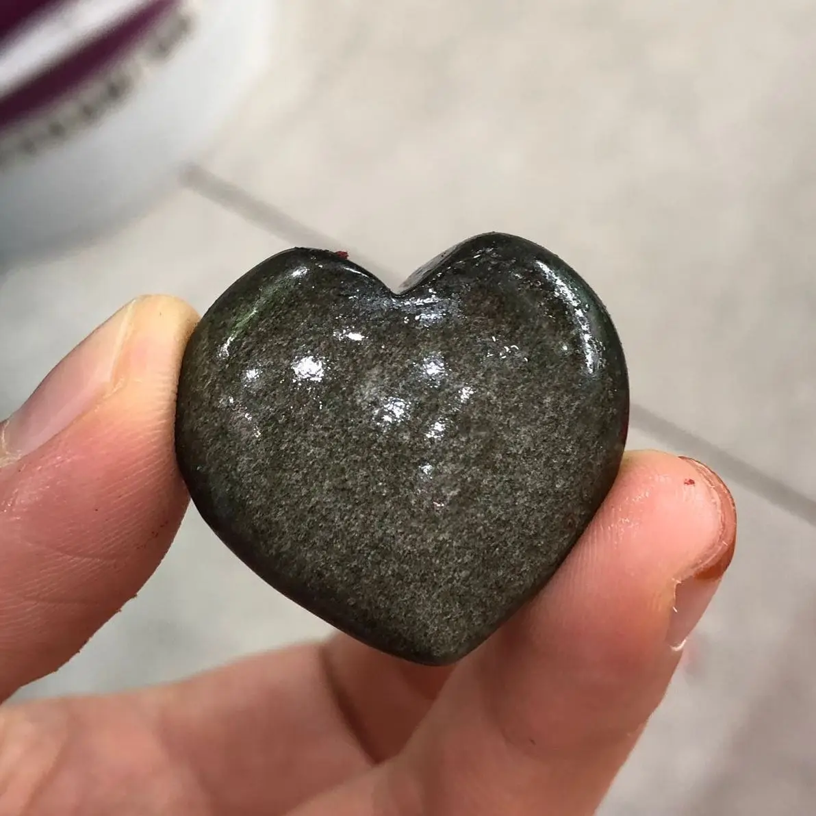 Сердце из камня. Кварцевые сердечки. Камень сердца из квардцы. Сердечный камень картинка. Натуральный обсидиан