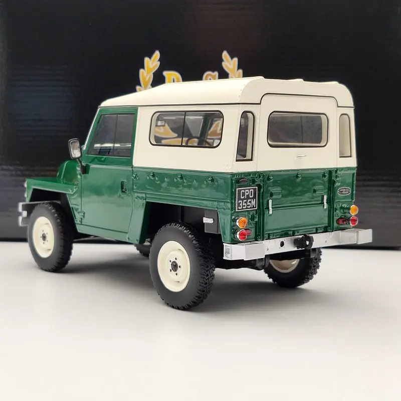 BOS Models 1:18 For L~nd R~ver Light weight Series III Hard Top Green 1973 BOS355 |