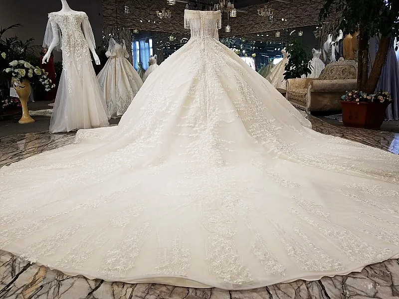 Свадебное платье с открытыми плечами v образным вырезом и шнуровкой цвета