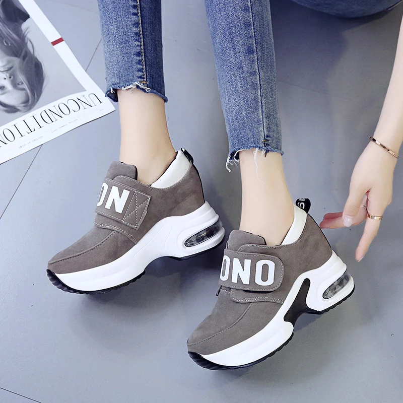 Женские кроссовки на массивной подошве танкетке с толстой подошвой липучке