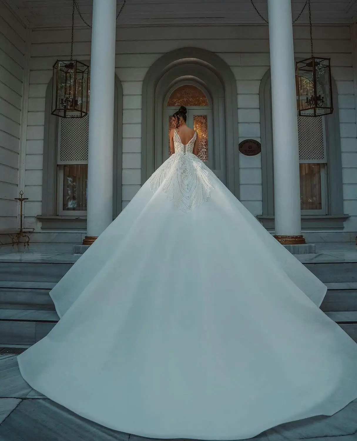 

Arabic Crystal Ball Gown Wedding Dresses Lace Sequins Beads Vestidos De Novia 2021 Customize V Neck Country Bridal Dress