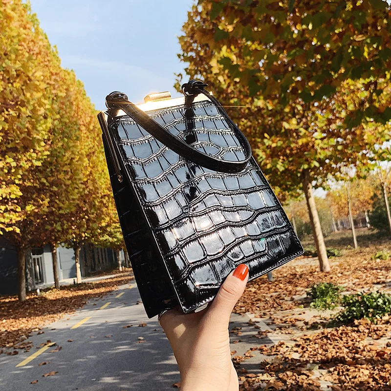 

2020 new Korean fashion messenger bag all-match ladies one-shoulder portable small square bag high-quality PU leather female bag