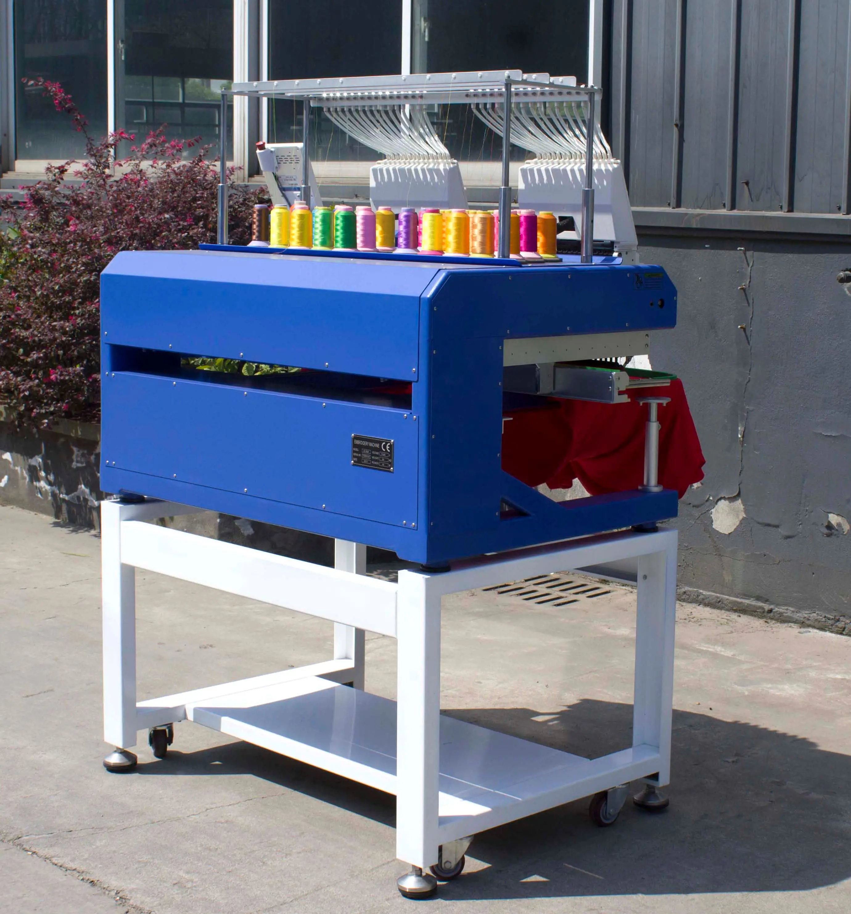 3 года гарантии качества горячая двухголовочная компьютерная вышивальная машина