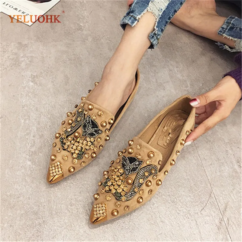 Женские кожаные туфли на плоской подошве с золотистыми металлическими вставками