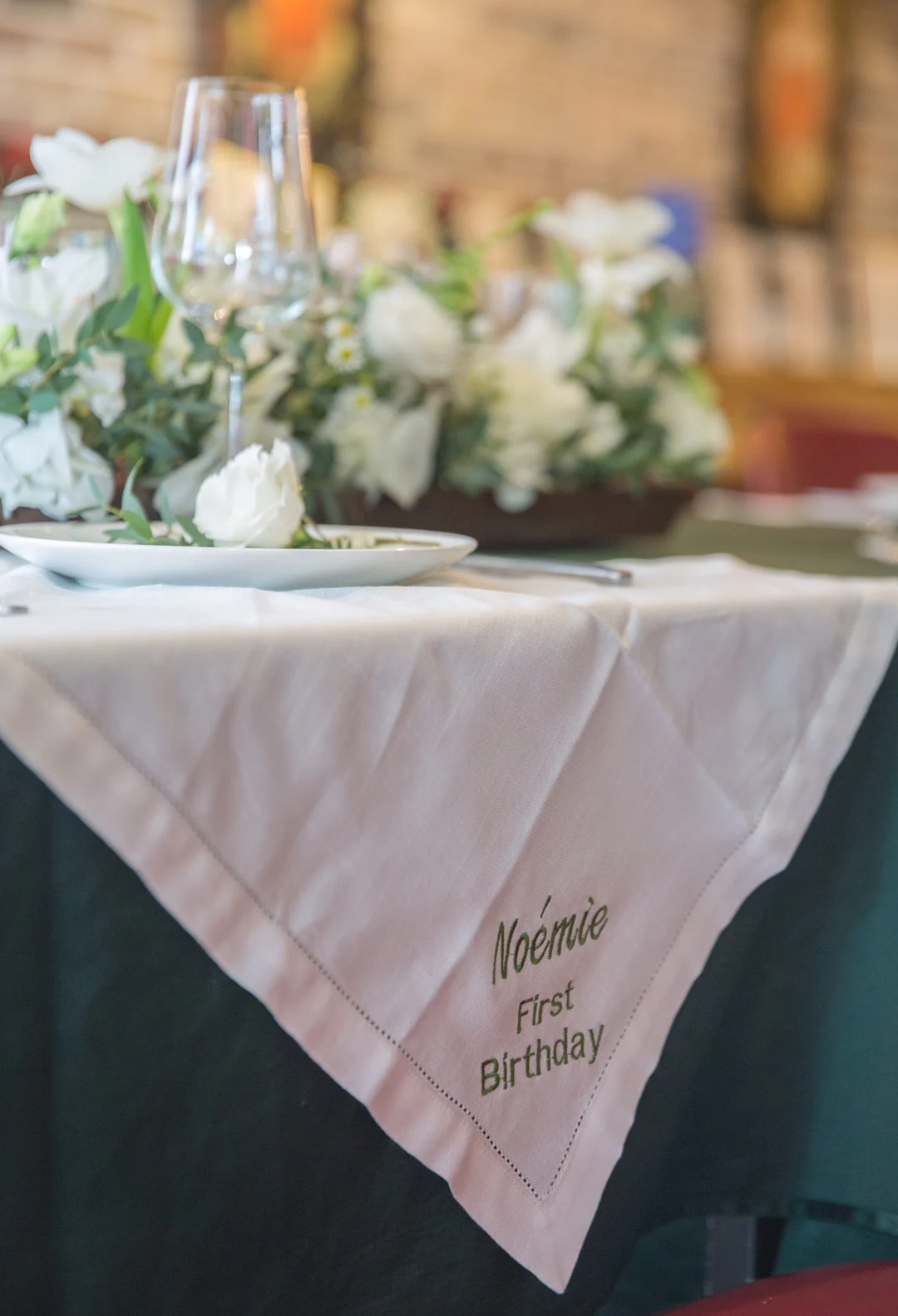 

2pcs Wedding favor gifts bride groom Anniversary Valentine's Day Embroidered Napkin Western Table Cloth custom name date