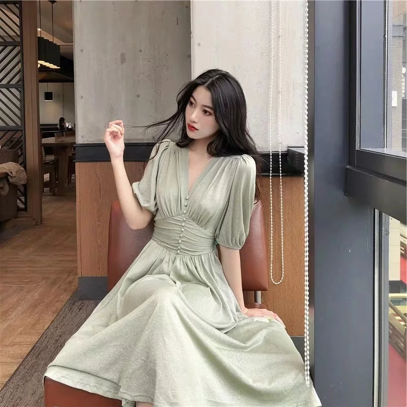 Слегка зрелое платье с контролируемой талией стройнящее во французском стиле