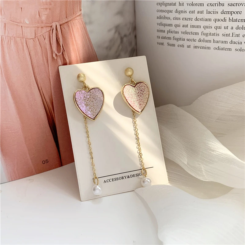 Романтические серьги в форме сердца с блестками и металлической цепочкой