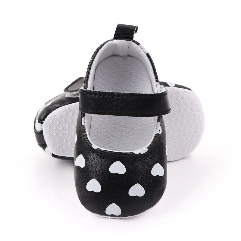 Модная обувь для маленьких девочек с милым сердцем младенцев из ПУ первых шагов