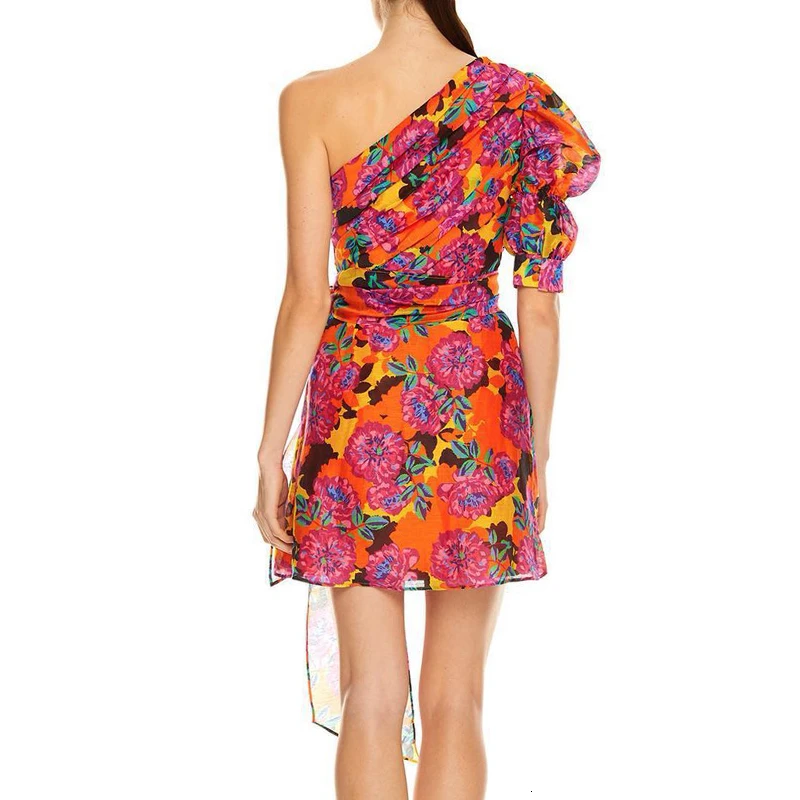 Платье TWOTWINSTYLE с принтом разноцветное ассиметричным воротником и рукавами