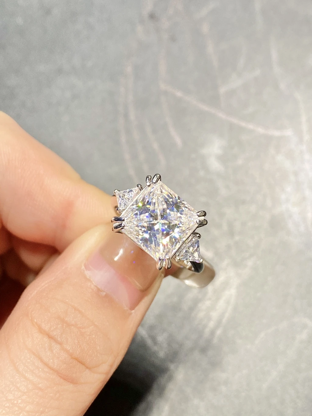 

Кольцо из серебра 925 пробы с квадратным камнем 5 карат
