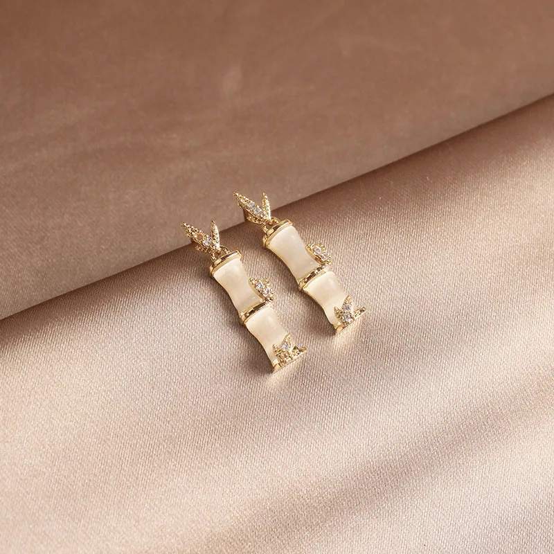 Женские серьги гвоздики с опалом и бамбуком простые Стильные