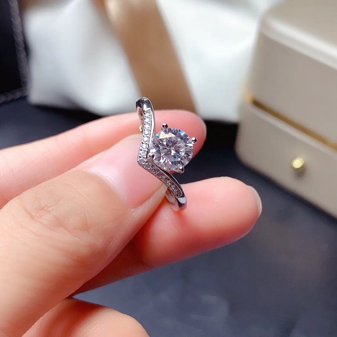 

BABYLLNT 925 Sterling Silver Ring Micro-Inlaid 2 Carats V-Shaped Simulation Moissanite Ring Woman Charm Jewelry Engagement Gift