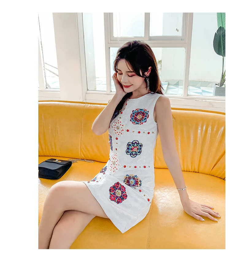 Женское дизайнерское платье без рукавов с круглым вырезом облегающее